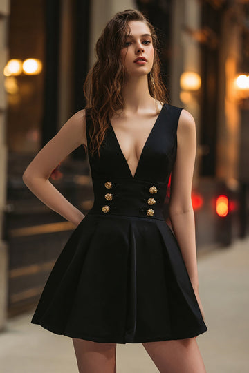 Robe de cocktail courte en satin noir à boutons